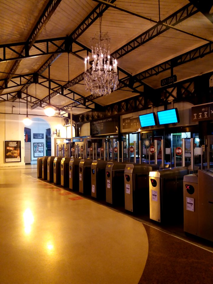 Versailles - Gare de Versailles-Château-Rive-Gauche - Entrée des quais direction Paris, avec lustre