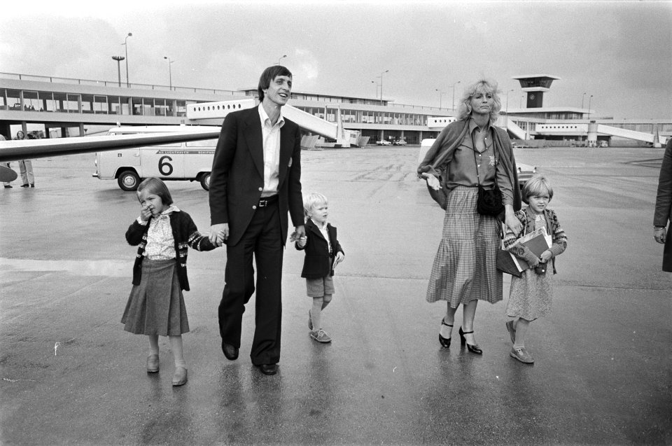 Vertrek Nederlands elftal van Schiphol naar Noord Ierland Cruijff met zoontje Jo, Bestanddeelnr 929-3833