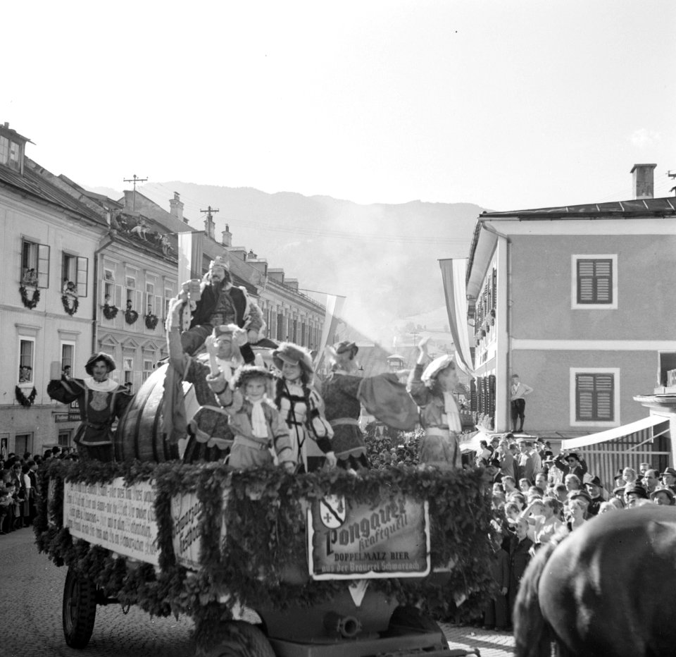 Versierde wagen met reclame voor Pongauer Bier in de optocht bij de oogstfeesten, Bestanddeelnr 254-1894