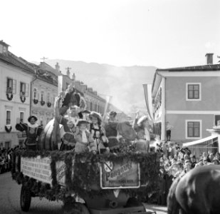 Versierde wagen met reclame voor Pongauer Bier in de optocht bij de oogstfeesten, Bestanddeelnr 254-1894