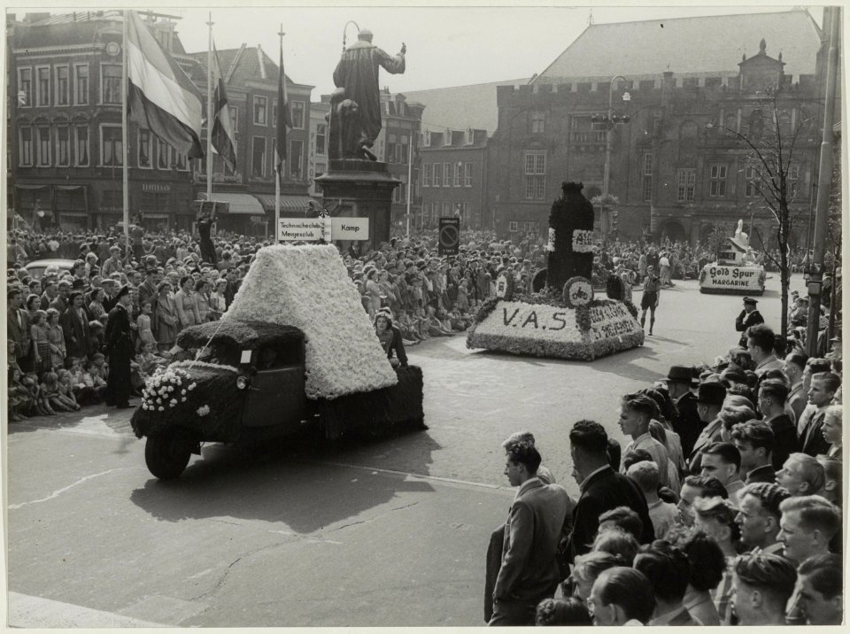 Versierde wagens tijdens het Bloemencorso op de Groet Markt. NL-HlmNHA 54010466