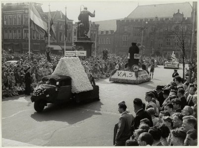 Versierde wagens tijdens het Bloemencorso op de Groet Markt. NL-HlmNHA 54010466