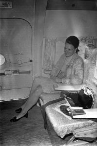 Vertrek prinses Irene van Schiphol. De prinses in het vliegtuig, Bestanddeelnr 921-3095