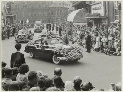 Versierde auto's van het Bloemencorso 1952 op de Grote Markt., NL-HlmNHA 54010464