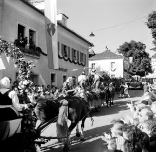Versierde wagen waarop mannen met dorsvlegels in de optocht bij de oogstfeesten, Bestanddeelnr 254-1895