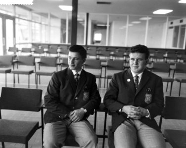Vertrek boksers en wielrenners naar Rome, vlnr Mees Gerritsen en Rinus Paul , Bestanddeelnr 911-5216