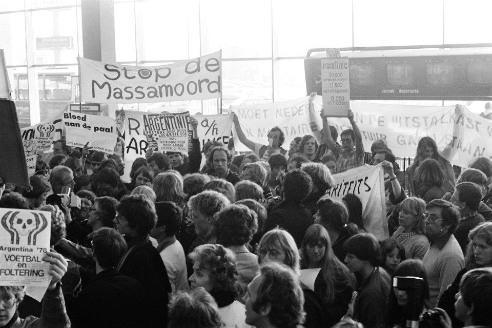 Vertrek Nederlands elftal van Schipol overzicht demonstratie, Bestanddeelnr 929-7425