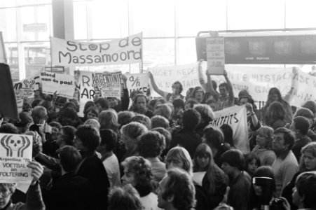 Vertrek Nederlands elftal van Schipol overzicht demonstratie, Bestanddeelnr 929-7425