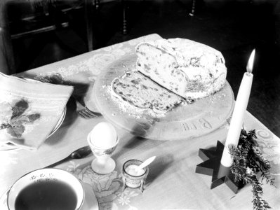 Versierde tafel gedekt voor een ontbijt met kerstmis, Bestanddeelnr 189-1111