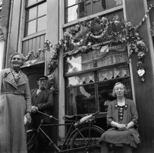 Versierd huis (Jordaan) waarvan bewoners poseren, Bestanddeelnr 900-4852