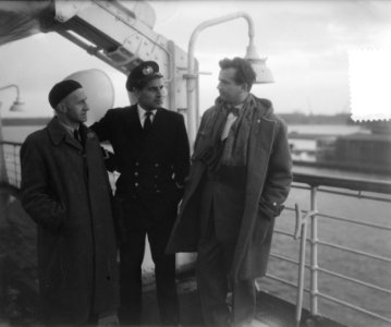 Vertrek Nieuw Amsterdam uit Amsterdam voor Amerika. Toon Hermans als passagier, Bestanddeelnr 905-4105