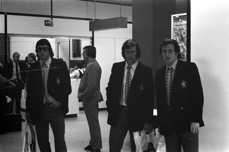 Vertrek Nederlands elftal van Schiphol naar Praag, nummer Henk Zon (bestuurslid , Bestanddeelnr 925-8411
