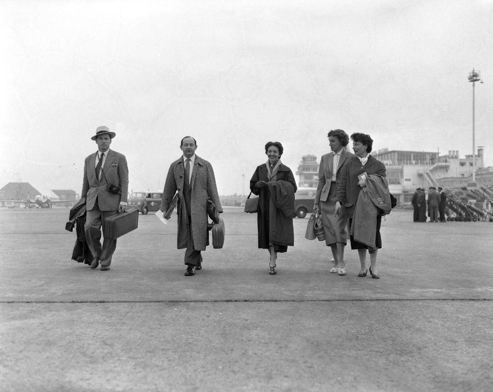 Vertrek Nederlands Kamerorkest onder leiding van Szyman Goldberg per KLM naar At, Bestanddeelnr 907-9924