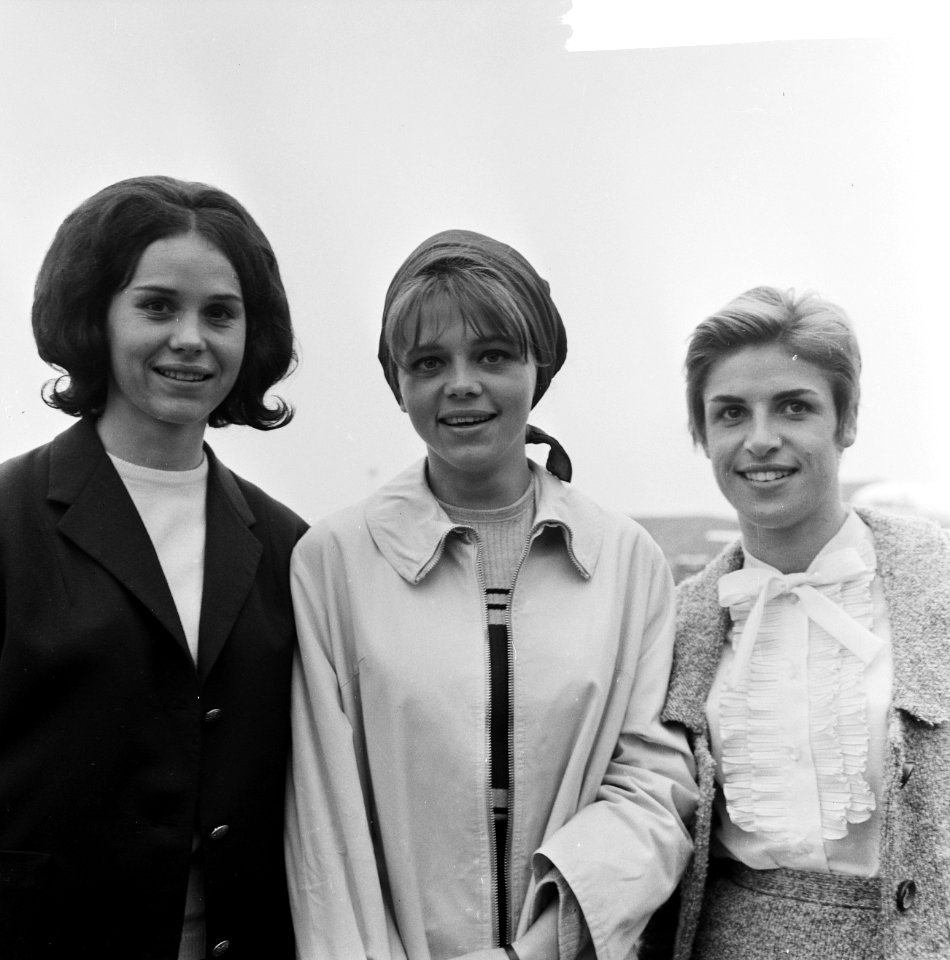 Vertrek Nederlands dames atletiekploeg naar Kassel, v.l.n Lia Hinten , Hilde Sla, Bestanddeelnr 918-1963
