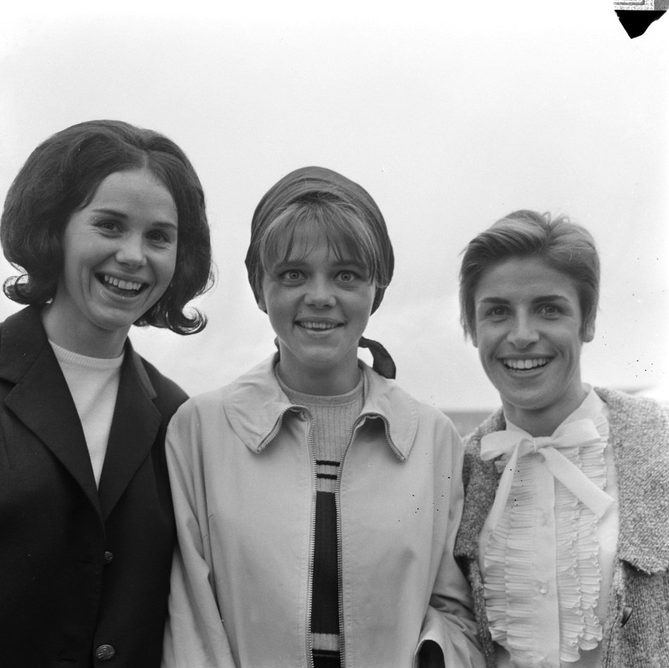 Vertrek Nederlands dames atletiekploeg naar Kassel, v.l.n Lia Hinten , Hilde Sla, Bestanddeelnr 918-1961