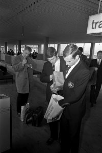 Vertrek Nederland Elftal Bulgarije v.l.n.r. trainer Georg Kessler, Hans Eijkenbr, Bestanddeelnr 921-7907