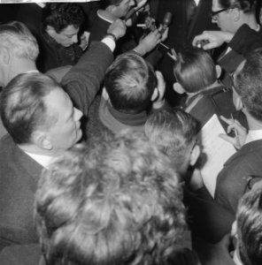 Vertrek minister Luns naar Amerika. Persconferentie op Schiphol, Bestanddeelnr 913-5843