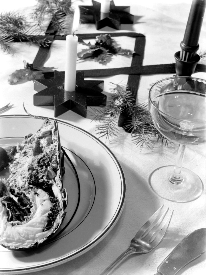 Versierde tafel gedekt voor het diner met op het bord een halve kreeft en een gl, Bestanddeelnr 189-1115