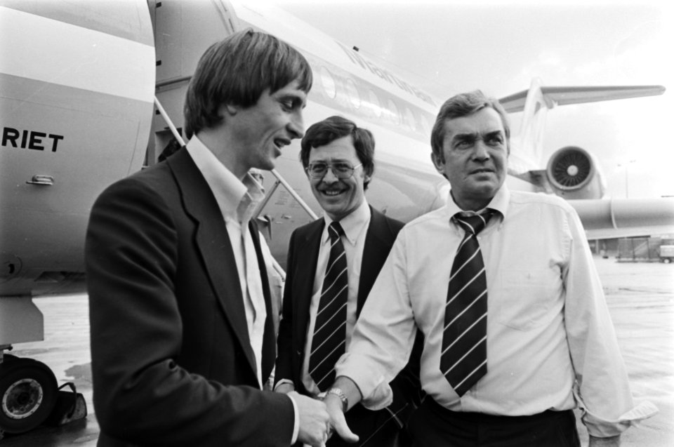Vertrek Nederlands elftal van Schiphol naar Noord Ierland Cruijff (l) met traine, Bestanddeelnr 929-3831