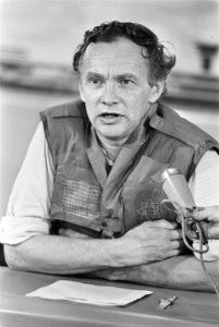 Vertrek Mount Everest Expeditie vanaf Schiphol expeditieleider Herman Plugge , , Bestanddeelnr 933-0434