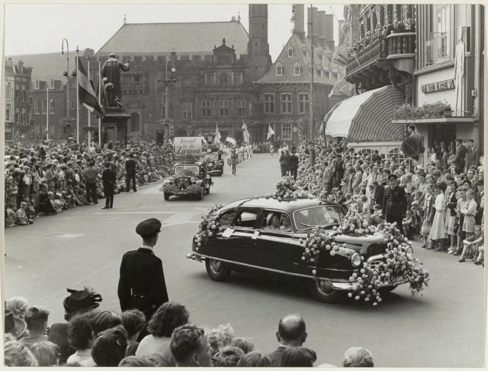 Versierde auto's tijdens het Bloemencorso op de Grote Markt. 45010462