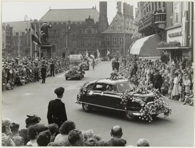 Versierde auto's tijdens het Bloemencorso op de Grote Markt. 45010462