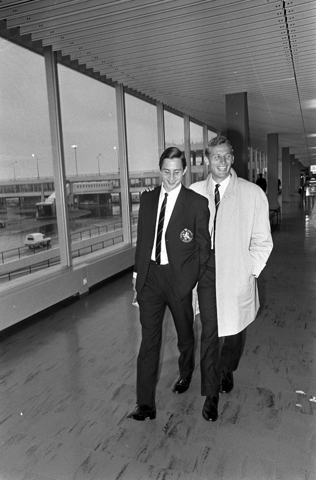 Vertrek Nederlands elftal van Schiphol. Cruijff en Nuninga in de hal, Bestanddeelnr 920-7513