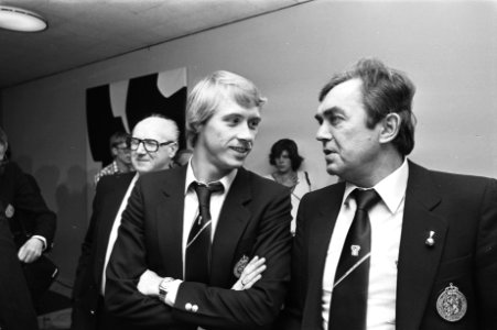 Vertrek Nederlands elftal van Schipol Dick Schoenaker met Happel, Bestanddeelnr 929-7423