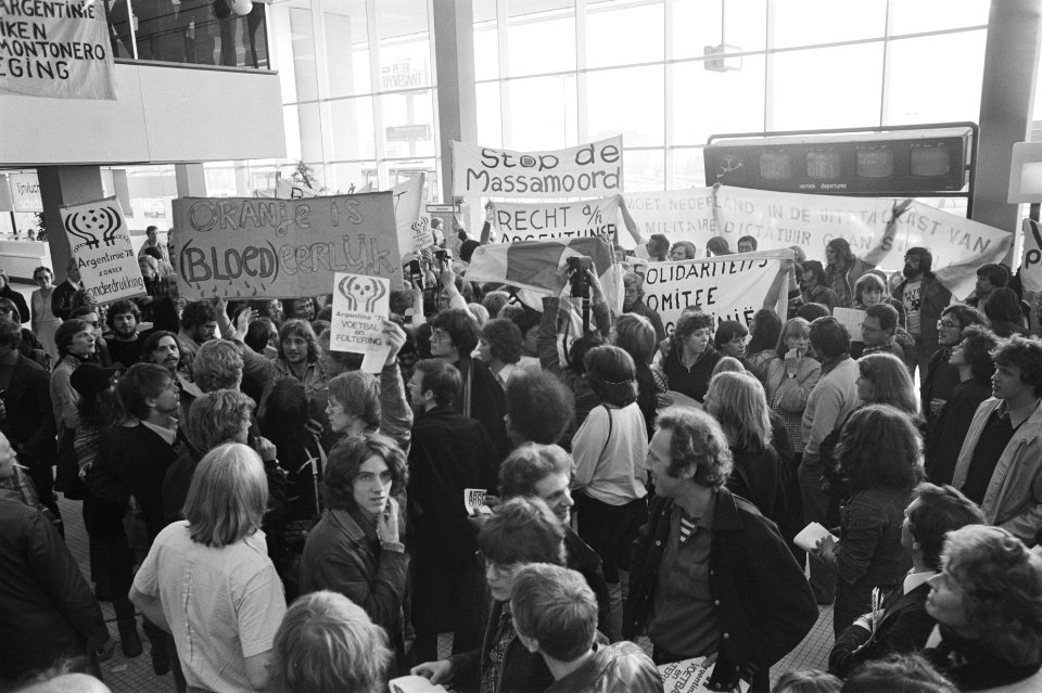 Vertrek Nederlands elftal van Schipol overzicht demonstratie, Bestanddeelnr 929-7427