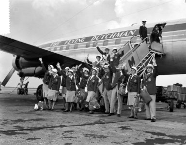 Vertrek Nederlandse turnsters en schermer(ster) naar Rome als groet zwaaien de d, Bestanddeelnr 911-5446