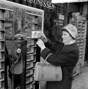 Vers vlees uit automaat aan de Binnenweg te Rotterdam, Bestanddeelnr 912-0400
