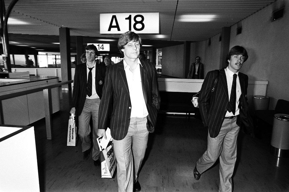Vertrek Nederlands elftal naar Nicosia (Cyprus) voor de wedstrijd tegen Cyprus, Cees van Kooten (Eagles) bij vertrek van Schiphol, Bestanddeelnr 931-4535