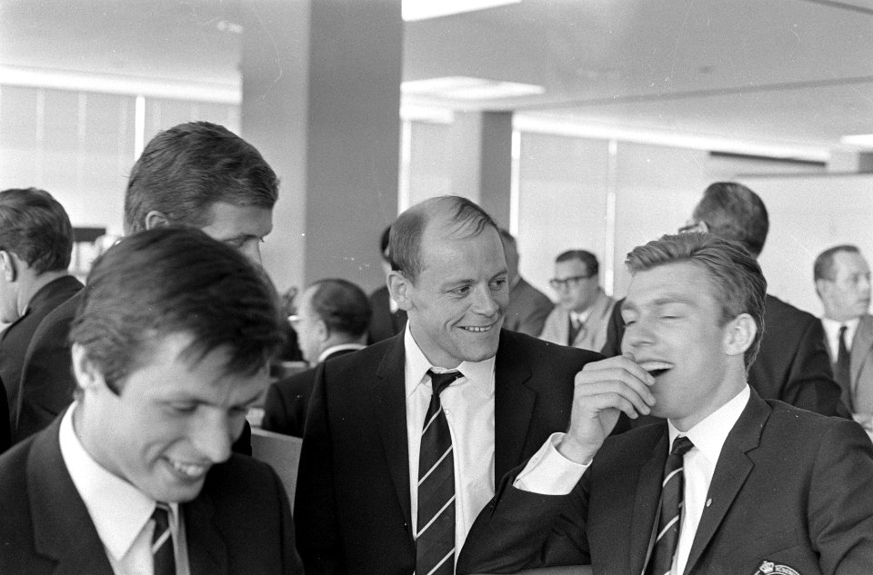 Vertrek Nederlands elftal naar Hongarije, Vlnr. Wim Suurbier, , Gerhard Pummy, Bestanddeelnr 920-3106