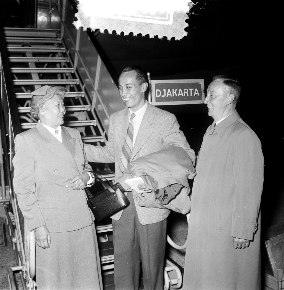 Vertrek naar Korea nieuwe Comm. Nederlandse Dat. VN Luitenant Kolonel C. Knulst, Bestanddeelnr 905-8476