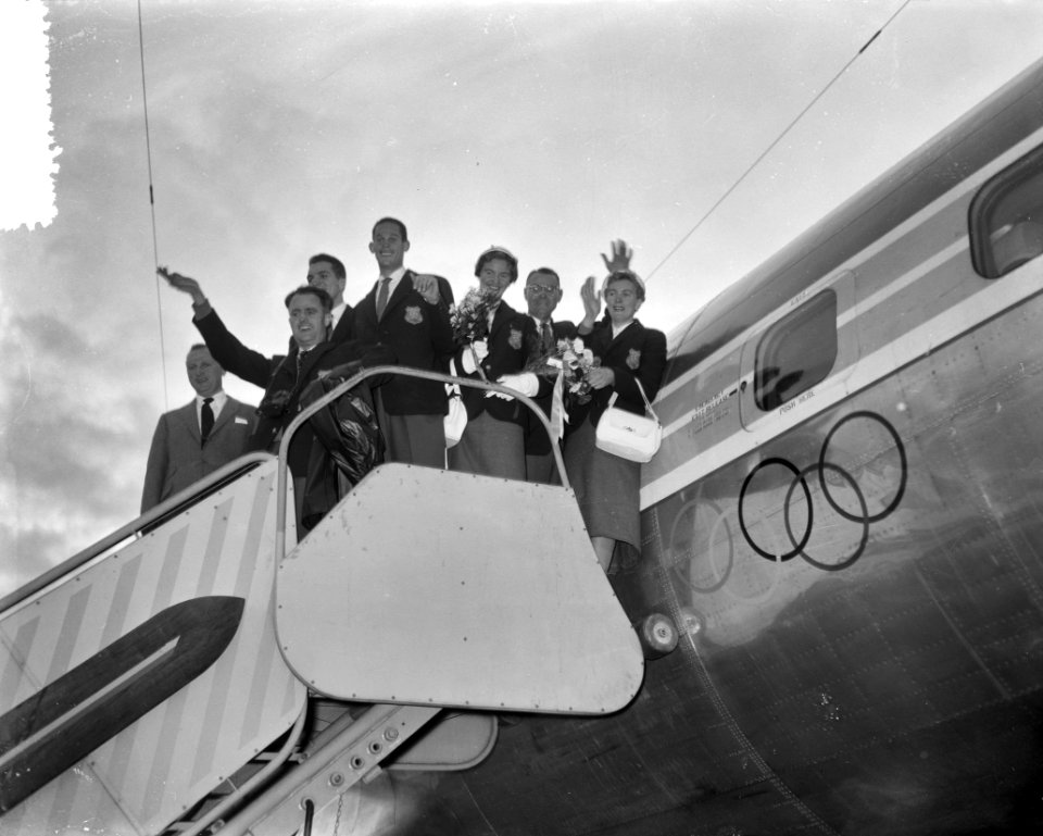 Vertrek Nederlandse deelnemers Olympische Spelen van Schiphol Van links Van Zij, Bestanddeelnr 908-1069
