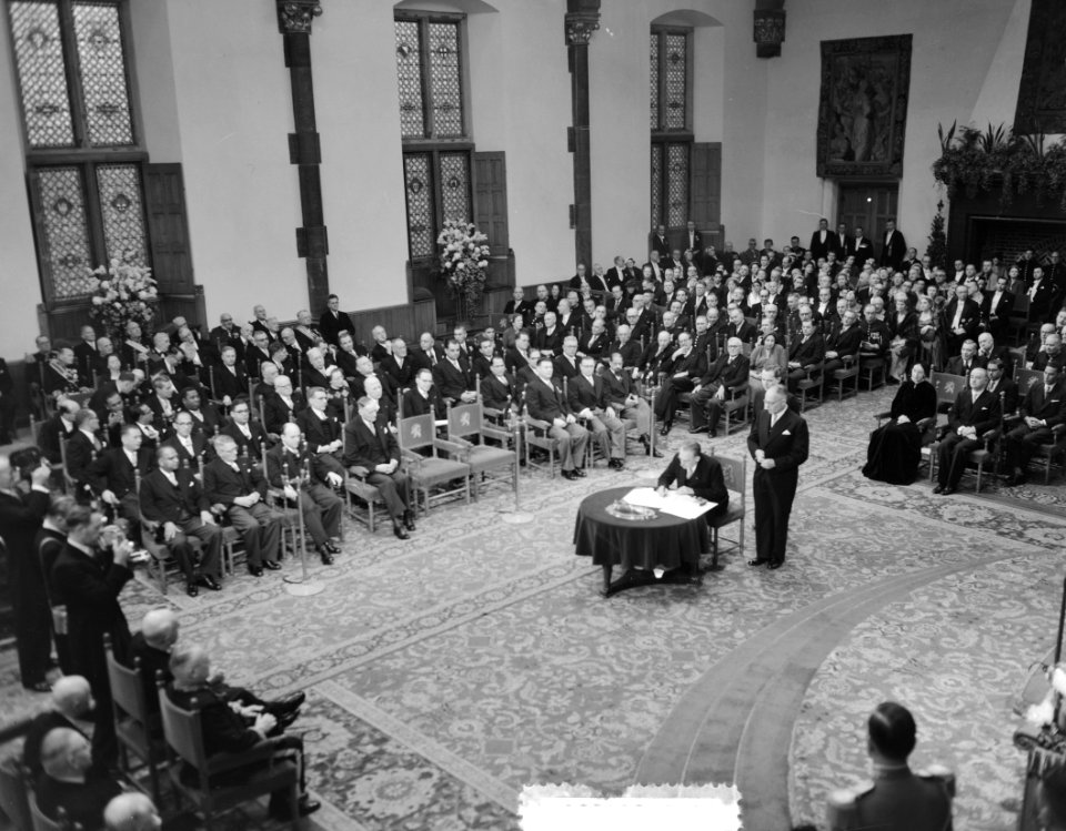 Verschillende ministers ondertekenen de Acte van Bevestiging, Bestanddeelnr 906-8923