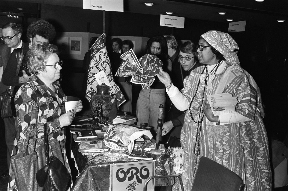 Vers voor de pers in Krasnapolsky, Amsterdam Surinaamse vrouwen bij stand, Bestanddeelnr 928-4532