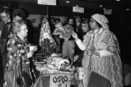 Vers voor de pers in Krasnapolsky, Amsterdam Surinaamse vrouwen bij stand, Bestanddeelnr 928-4532