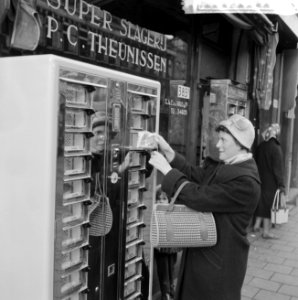 Vers vlees uit automaat aan de Binnenweg te Rotterdam, Bestanddeelnr 912-0398