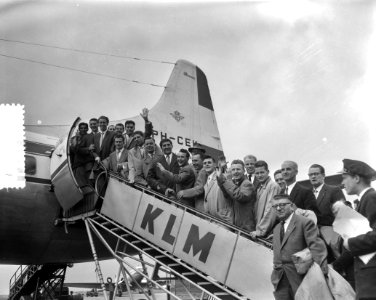 Vertrek Nederlands elftal naar Zwitserland van Schiphol, Bestanddeelnr 907-9974