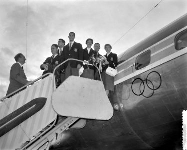 Vertrek Nederlandse deelnemers Olympische Spelen van Schiphol Van links Van Zij, Bestanddeelnr 908-1070