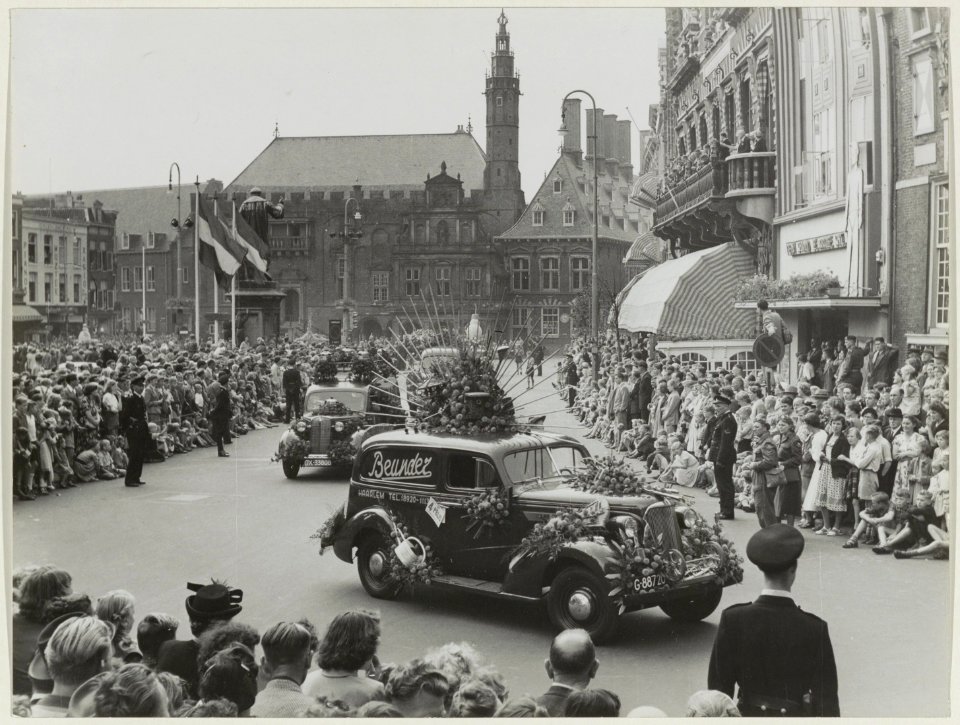 Versierde auto's tijdens het Bloemencorso op de Grote Markt. NL-HlmNHA 54010463