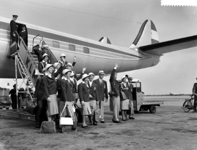 Vertrek Nederlandse turnsters en schermer(ster) naar Rome als groet zwaaien de d, Bestanddeelnr 911-5445