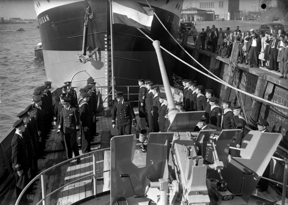 Vertrek Pieter Florisz en Abraham van der Hulst. Inspectie op Hr.Ms. Pieter Flor, Bestanddeelnr 902-3570