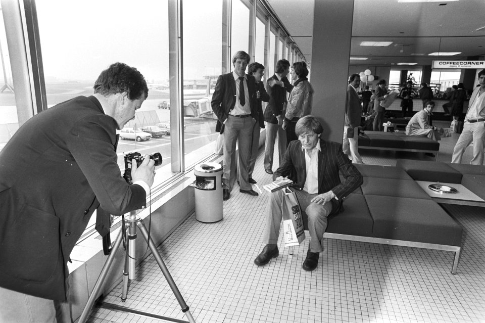 Vertrek Nederlands elftal naar Nicosia (Cyprus) voor de wedstrijd tegen Cyprus, enkele voetballers op de foto op Schiphol, Bestanddeelnr 931-4536