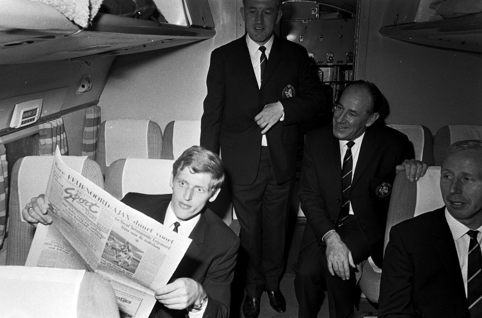 Vertrek Nederlands elftal van Schiphol. Spelers in het vliegtuig, Bestanddeelnr 920-7514