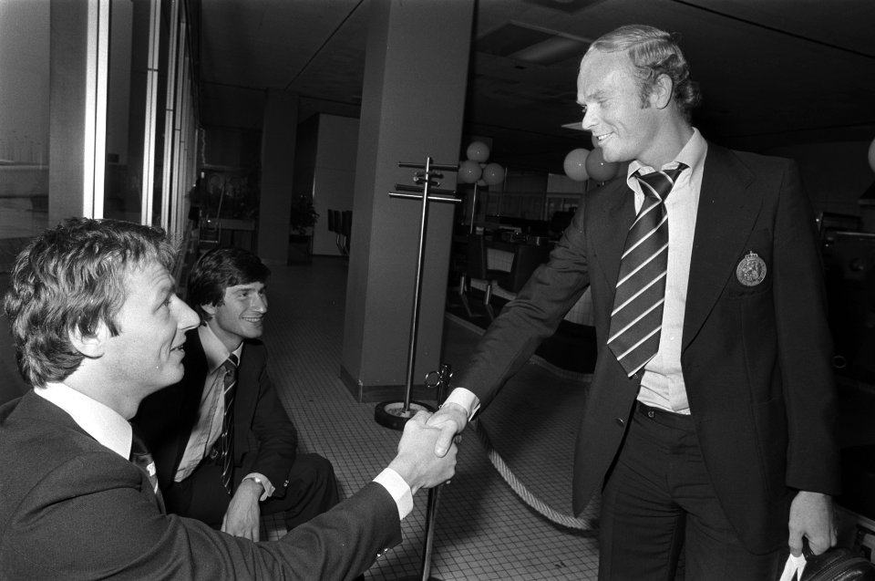 Vertrek Nederlands elftal naar Zwitserland Ruud Geels (r) begroet Hugo Hovenkam, Bestanddeelnr 929-9381