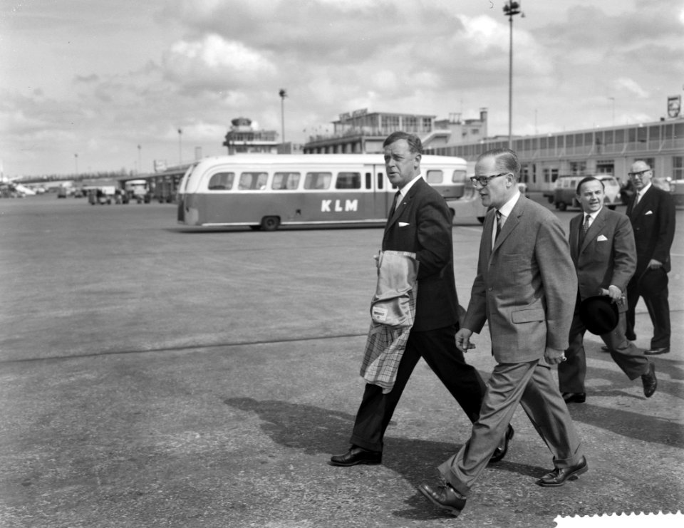 Vertrek Minister van Defensie ir. J. H. Visser van Schiphol naar Amerika. Minist, Bestanddeelnr 912-3457
