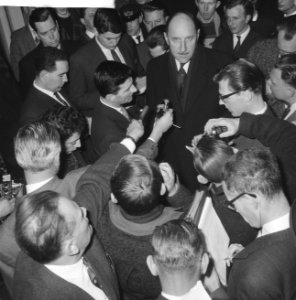 Vertrek minister Luns naar Amerika. Persconferentie op Schiphol, Bestanddeelnr 913-5840