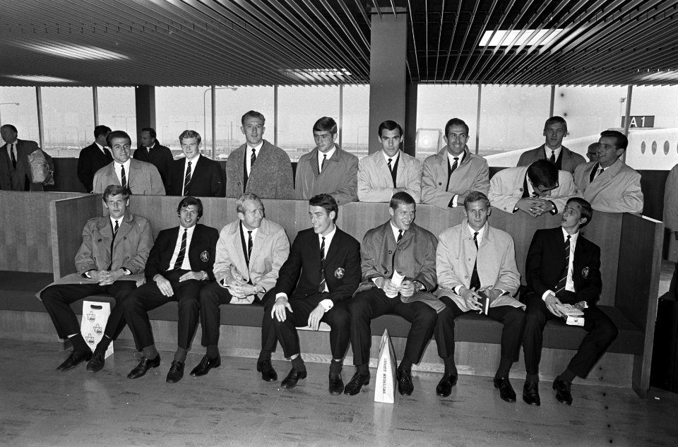 Vertrek Nederlands elftal van Schiphol. De ploeg wachtend op de machine, Bestanddeelnr 920-7512